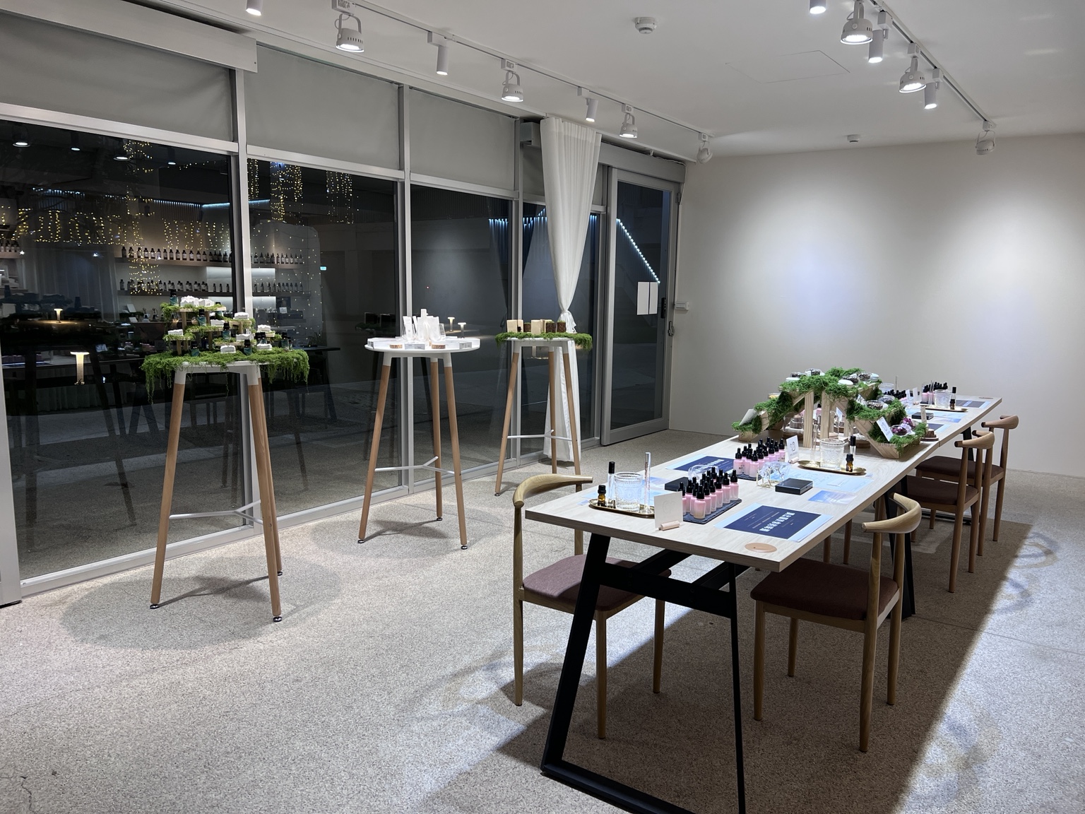 馥鈺台南河樂門市:落地窗旁的香氛展示與長桌空間